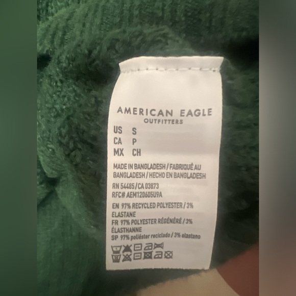 American Eagle
Green sweater 
Size small, oversized - Picture 2 of 2